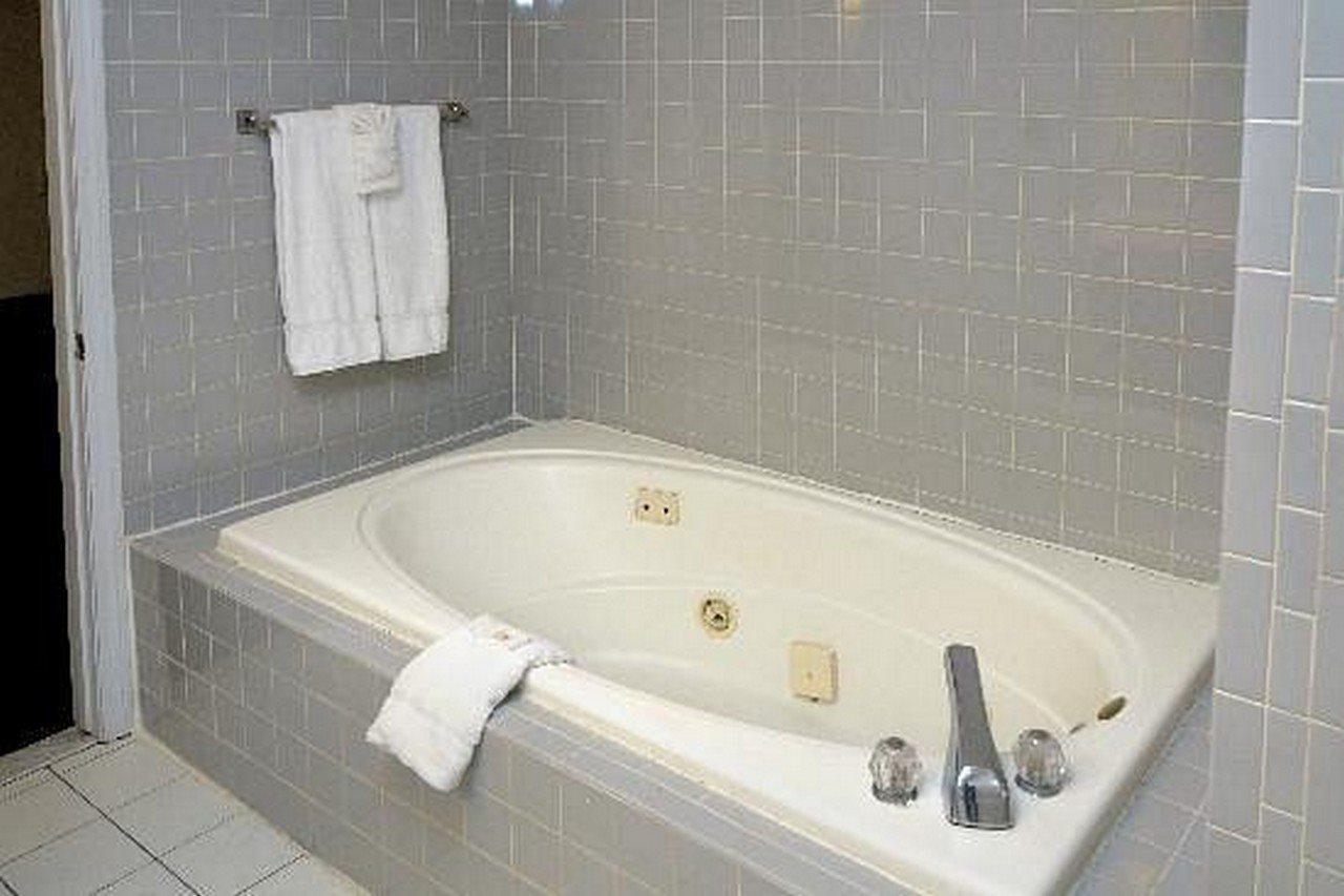 Regency Inn & Suites West Springfield Ngoại thất bức ảnh